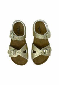 Sandali dorati con glitter, dotati di due cinturini regolabili, bordo bianco e soletta in sughero. Presentano ritagli a forma di cuore e fibbie in metallo.