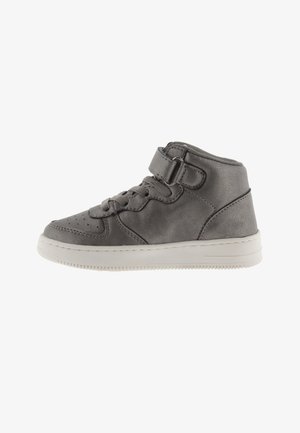 Zapatilla alta gris con una textura suave, collar acolchado, cierre de cordones y Velcro, y suela de goma blanca.