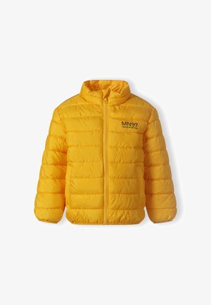 Gelbes Puffer-Jacke mit hohem Kragen, Reißverschluss und einem Logo auf der Brust. Verfügt über ein gestepptes Design und elastische Ärmelabschlüsse.