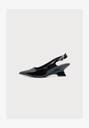 Chaussure slingback en cuir verni noir avec bout pointu et petit talon bloc incliné sur fond blanc.