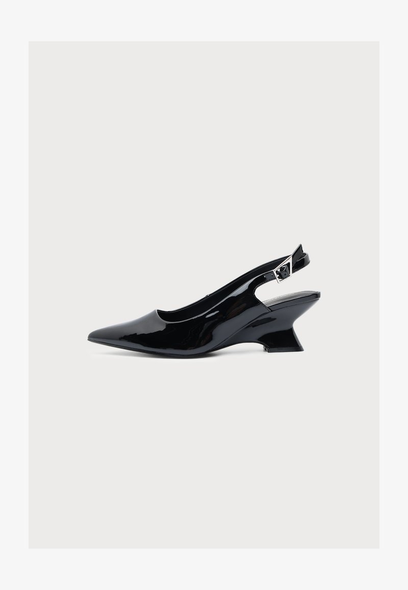 Chaussure slingback en cuir verni noir avec bout pointu et petit talon bloc incliné sur fond blanc.