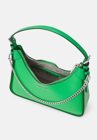 Grøn lædertaske med en struktureret form, sølv kæde accent, lynlåslukning og en kontrasterende indvendig. Brandlogo synligt.