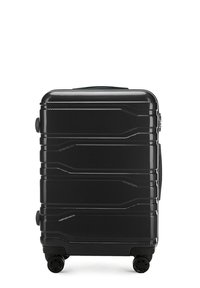 Zwarte harde koffer met een gestructureerd oppervlak, voorzien van drie horizontale groeven, een telescopische handgreep en vier draaibare wielen.