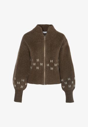 Brun gensere med høy krage, glidelås og ribbestrikkede mansjetter, med hvite 'H'-mønstre langs kanten og ermene.