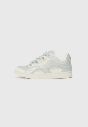 Lyse grå sneakers med en glatt overdel, mesh-detaljer og kontrasterende off-white såle. Har teksturerte aksenter og stripete snørebånd.