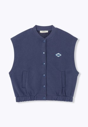 Gilet sans manches bleu marine fabriqué en matériau doux, avec une fermeture à boutons, une taille élastique et deux poches latérales. Petit logo sur la poitrine.
