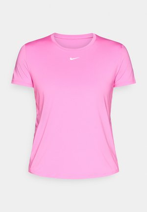 T-shirt Nike rose avec un col rond et des manches courtes. Fabriqué en tissu lisse et léger avec un logo blanc sur le haut à gauche de la poitrine.