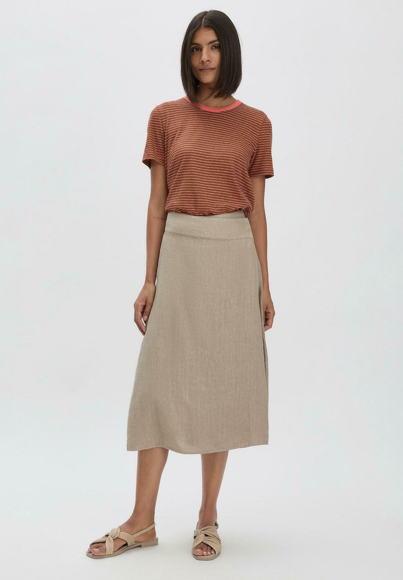 Braun gestreiftes Kurzarm-T-Shirt mit Rundhalsausschnitt, kombiniert mit einem beigen Leinenrock, der eine leichte A-Linie hat und einen dezenten Schlitz an der Seite.