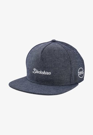 Kék denim baseball sapka lapos szakállal. Fehér hímzett "Bluckskios" felirattal és egy kör alakú logóval az oldalon.