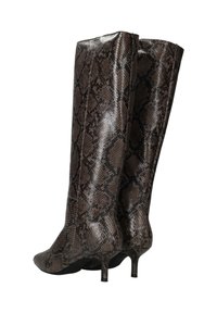 Kniehoge, leren laarzen in nepslangeprint met een glanzende afwerking. Eigenschappen zijn een spitse neus en een slanke hak. Kleurenpallet omvat bruin en zwart.