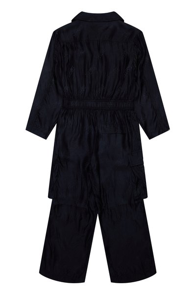 Svart jumpsuit med krage, elastisk midja, långa ärmar och vida ben. Har en subtil blommönster och två sidofickor.