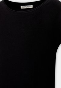 Černé tričko s krátkým rukávem vyrobené z měkké tkaniny s kulatým výstřihem a jednoduchým, čistým designem. Štítek zašitý uvnitř výstřihu.