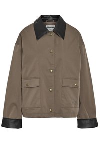 Bruine button-up jas met een zwarte leren kraag en manchetten, met twee voorflapzakken met drukknoopsluitingen.