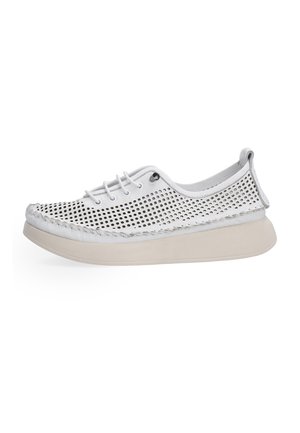 Witte, geperforeerde casual schoen met een lichtbeige zool, voorzien van veters en decoratieve stiksels langs de bovenrand.