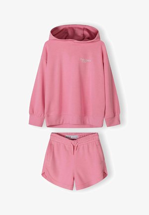 Haut à capuche rose avec une poche kangourou et un détail brodé "Paris Tennis", associé à un short assorti avec une taille élastique et des poches latérales.