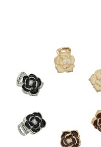 Pièces décoratives en forme de fleur en noir, or et crème, présentant des finitions en émail brillant et des accents en perle. Différentes tailles et orientations.