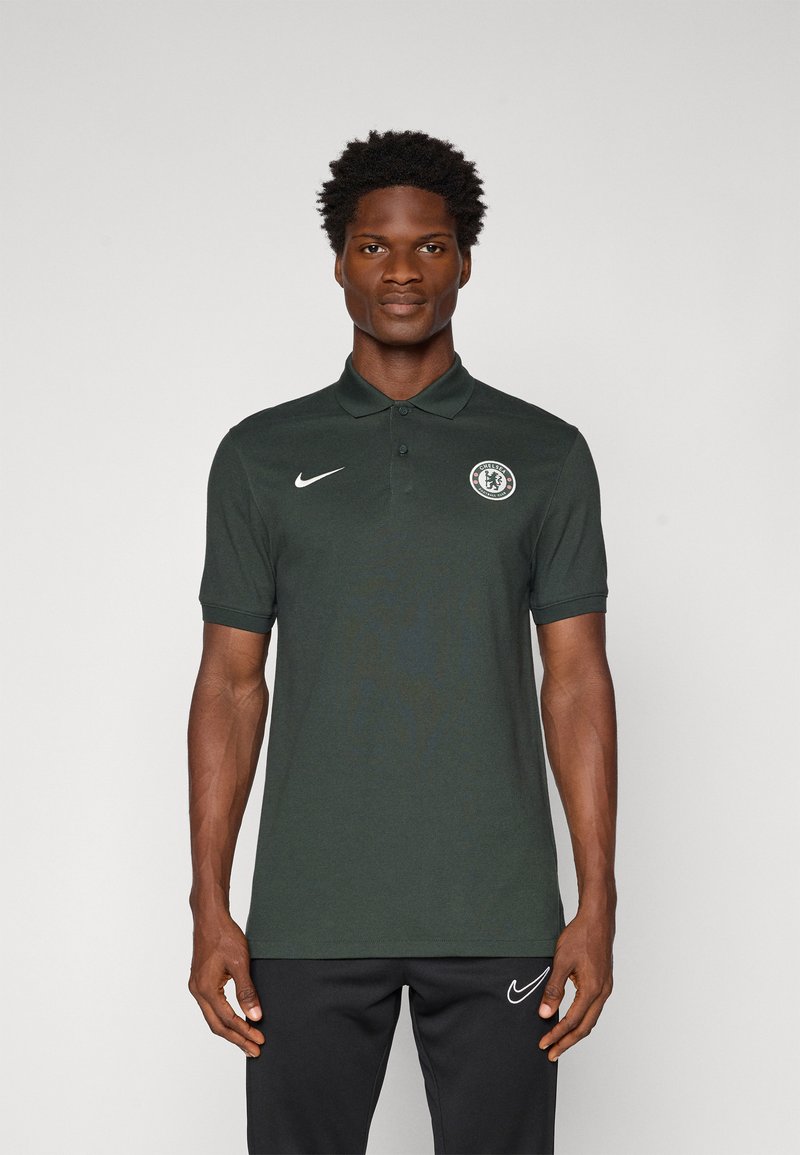 Mørkegrøn polo t-shirt med krave, korte ærmer, Nike-logo og Chelsea FC-badge på venstre bryst. Letvægts stoftekstur.
