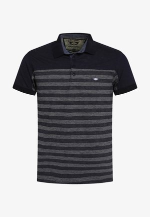 Polo shirt bleu foncé avec des rayures grises horizontales. Doté d'un col, de trois boutons et d'un petit logo sur la poitrine gauche. Tissu texturé.