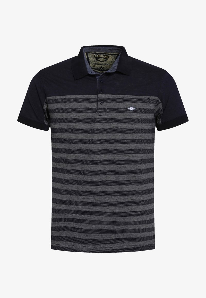 Polo shirt bleu foncé avec des rayures grises horizontales. Doté d'un col, de trois boutons et d'un petit logo sur la poitrine gauche. Tissu texturé.
