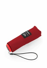 Rode compacte paraplu met een cilindervorm, stoffen hoes, zwarte band en rode handgreepknop; heeft een zwart label.