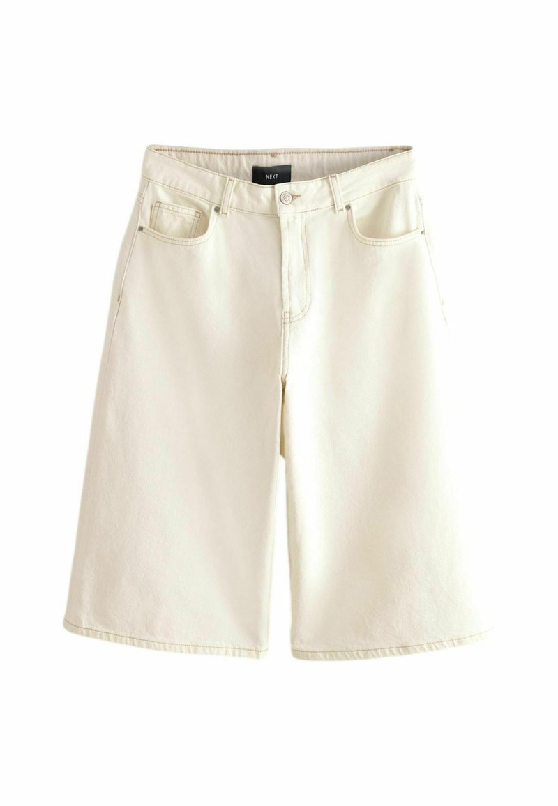 Shorts di jeans beige con taglio dritto, due tasche anteriori e chiusura con bottone. Presentano cuciture minime e una texture liscia.