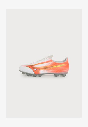 Chaussure de football blanche et orange avec des touches noires et jaunes, fermeture à lacets et crampons moulés sous la semelle, vue de côté.