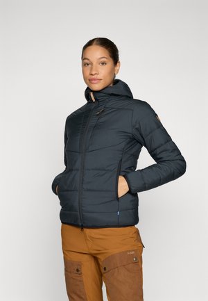 Donkerblauwe pufferjack met capuchon, rits aan de voorkant, zijzakken en een doorstikt patroon. Bevat tan accenten en een slim fit ontwerp.