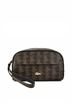 Borsa a polso marrone Lacoste con motivo geometrico, logo coccodrillo dorato e chiusura con zip su sfondo bianco.