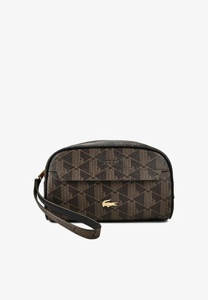 Braune Lacoste Handgelenktasche mit geometrischem Muster, goldenem Krokodillogo und Reißverschluss vor weißem Hintergrund.