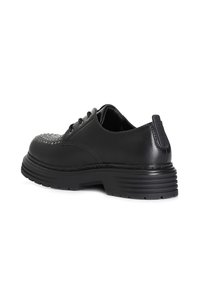 Scarpa nera in pelle con lacci, dettagli borchiati sulla punta, suola spessa e linguetta posteriore testurizzata. Presenta una punta rotonda e cuciture minime.