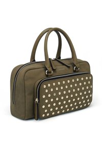 Borsa verde oliva con due scomparti con cerniera, caratterizzata da un'esterno testurizzato e un pannello frontale decorato con borchie circolari metalliche.