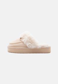 Beige hjemmesko med faux fur-foring, en rund t�å, dekorativ syning og en tekstureret sål for greb. Har et guldfarvet accent.