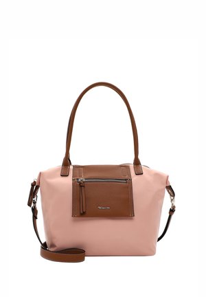 Weiche rosa Handtasche mit braunen Griffen, Frontreißverschlusstasche und abnehmbarem Schulterriemen vor weißem Hintergrund.