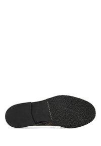 Czarna, teksturowana gumowa podeszwa z gładką górną częścią, z zaokrąglonym noskiem i przeszyciem wzdłuż krawędzi.