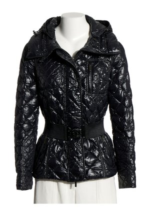 Schwarze glänzende gesteppte Jacke mit Taillengürtel, Frontreißverschluss, Reißverschlusstasche an der Brust und Kapuze auf einem weißen Schaufenster-Torso.