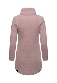 Tunique rose à manches longues avec un col haut, texture lisse et coutures latérales. Comprend une étiquette logo en bas de l'ourlet et des manches légèrement fuselées.