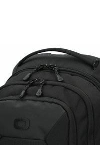 Zaino nero con sezione superiore dotata di quattro tiranti per cerniere su due scomparti e una maniglia in tessuto sopra.