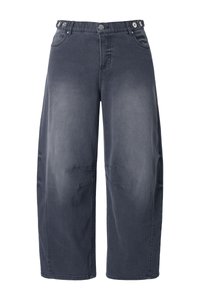 Pantalones vaqueros de denim gris oscuro de pierna ancha y corte cropped, con cintura elástica abotonada y detalles cosidos en las rodillas.