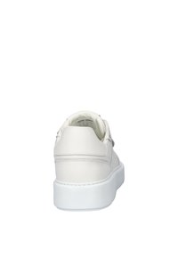 Witte leren sneaker met een gladde textuur, gevoerde kraag en een contrasterende grijze accent aan de achterkant. Voorzien van een witte rubberen zool.