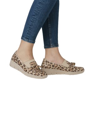 Hausschuhe mit Leopardenmuster, einem beigen Gummiband, strukturiertem Obermaterial und einer gepolsterten Sohle, die perfekt zu Jeans passen.