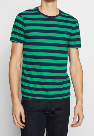Korte mouw heren t-shirt met groene en marineblauwe horizontale strepen. Heeft een ronde halslijn en een klein geborduurd logo op de borst.