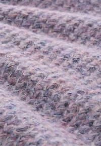 Gebreide stof in zachte pasteltinten van paars, roze en blauw, met een gestructureerd, fuzzy oppervlak en een licht ongelijkmatig patroon.