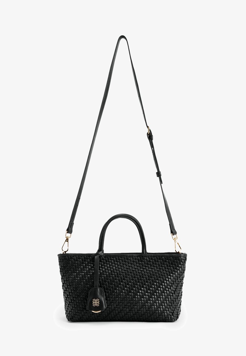 Zwarte geweven handtas met twee bovenhandvatten, afneembare schouderriem en een klein toegevoegd hangertje met een logo. Gestructureerde afwerking en gestroomlijnde vorm.