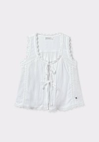 Top sin mangas de color blanco, confeccionado en una tela ligera, que presenta un lazo en la parte delantera, borde de encaje y diseño texturizado con acentos decorativos.