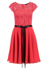 Robe rouge avec un haut en dentelle à motifs floraux, manches courtes, taille cintrée et une jupe en chiffon évasée avec une ceinture en satin noir.