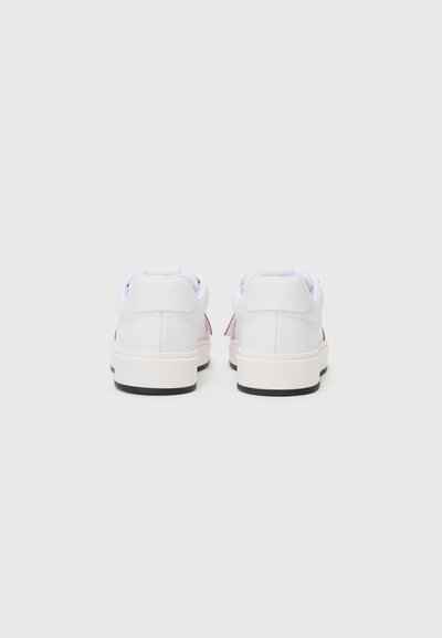 Weiße Leder Sneaker mit glatter Textur, kontrastierenden Akzenten, gepolstertem Kragen und einer schwarzen Gummisohle.