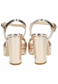 Rosaguld høje sandaler med ankelrem, struktureret syntetisk materiale, klodsede firkantede hæle og glatte beige indlægssåler.