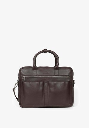Bruine leren laptoptas met dubbele handvatten, een ritssluiting en twee voorzakken. Textuur oppervlak met een gladde afwerking. Verstelbare schouderriem inbegrepen.