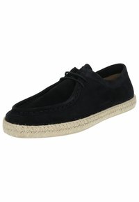 Zapatos de ante negros con punta redondeada, diseño con cordones y suela de cuerda de yute. La parte superior presenta detalles de costura a lo largo de los bordes.