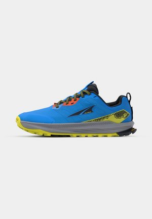Blauer Sportschuh mit strukturiertem Obermaterial, gelbem und grauem Sohlenrand und schwarzen Akzenten. Mit mehrfarbigen Schnürsenkeln und einem Logo an der Seite.